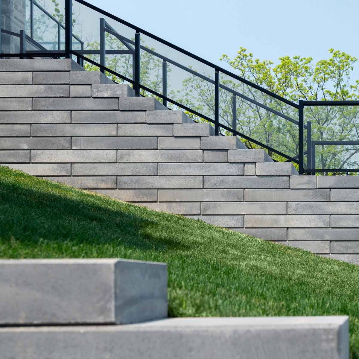 SienaStone retaining wall and steps with railing