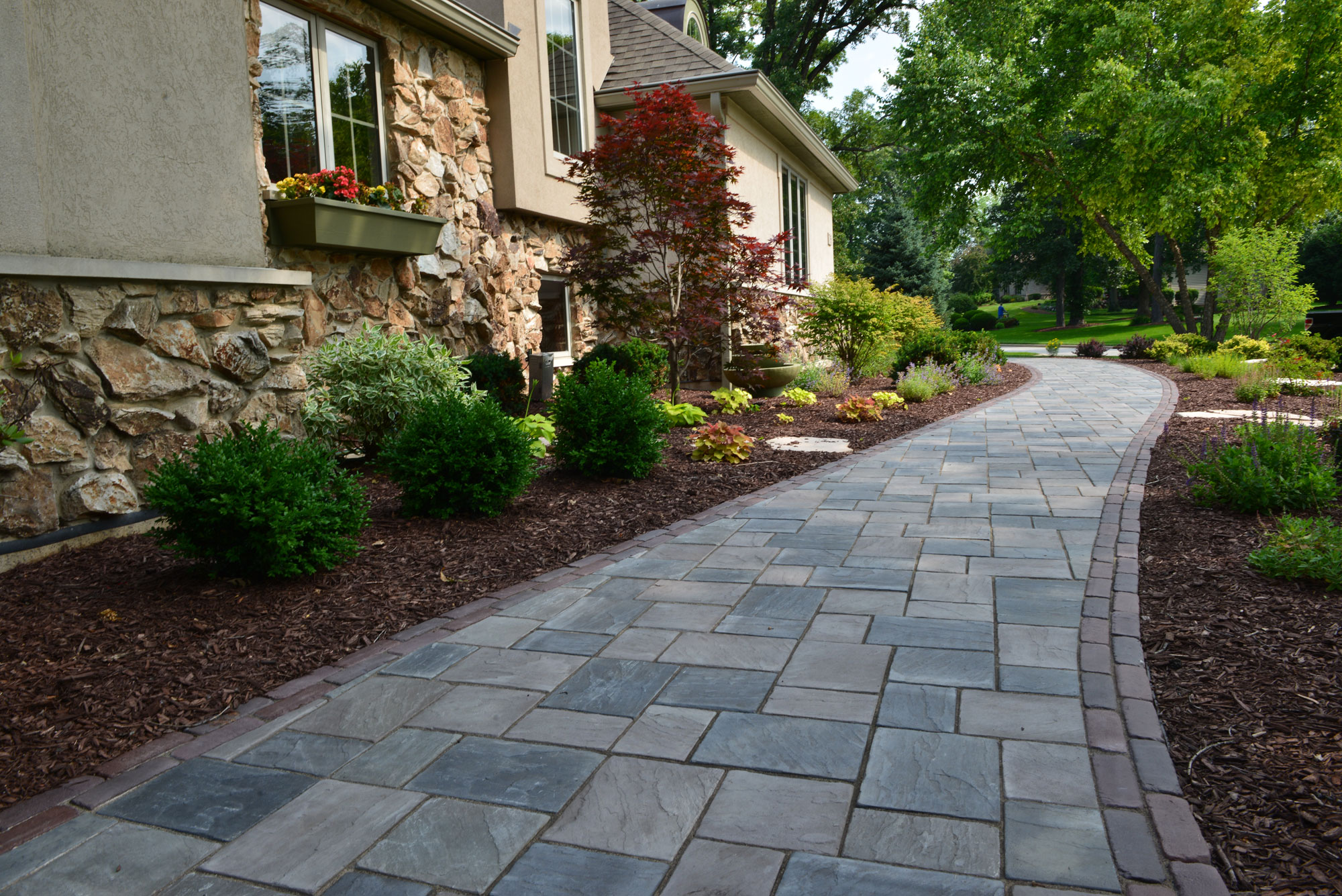 4-blue-hills-walkway_paver_unilock